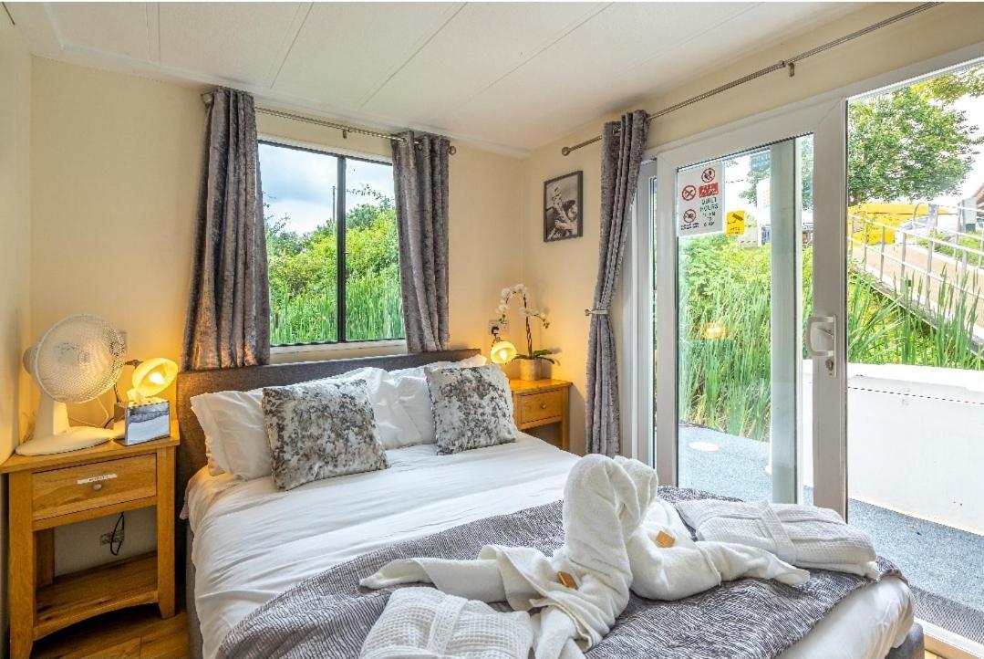 Hotel Bluebird House-Boat East Molesey Exterior foto